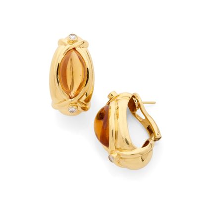 PAIRE DE BOUCLES D'OREILLES
de forme oblongue...