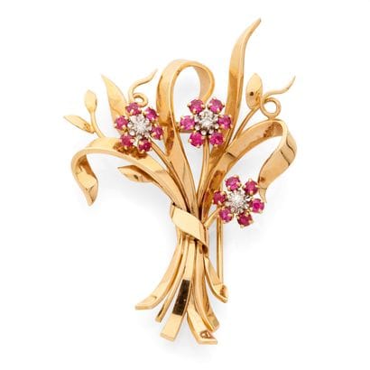 BROCHE
présentant un bouquet retenant 3 fleurs...
