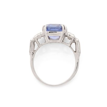 BAGUE
retenant un saphir taille émeraude...