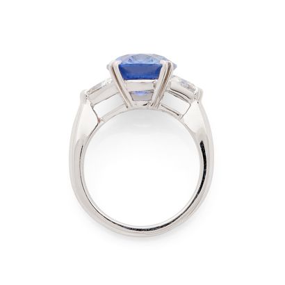 BAGUE
retenant un saphir ovale de 6 carats...