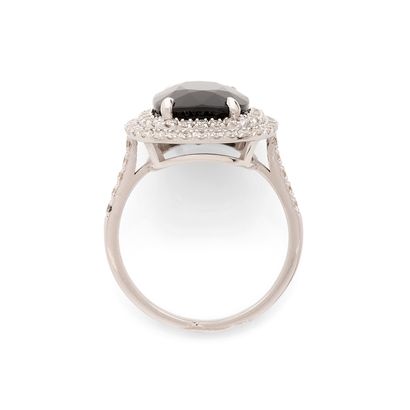 BAGUE
retenant, en son centre, 1 saphir coussin...