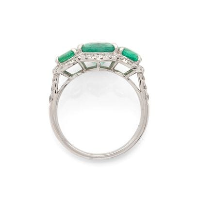 BAGUE 
retenant 3 émeraudes ovales dans un...