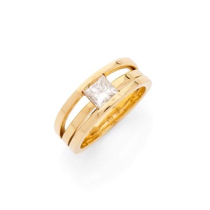 BAGUE
présentant un diamant taille princesse...