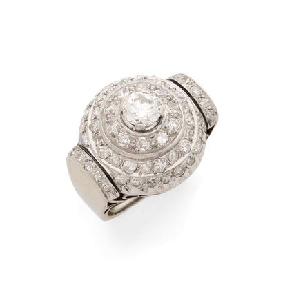 BAGUE DÔME
retenant un diamant rond taille...
