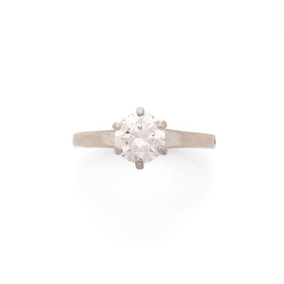 SOLITAIRE
retenant un diamant rond taille...