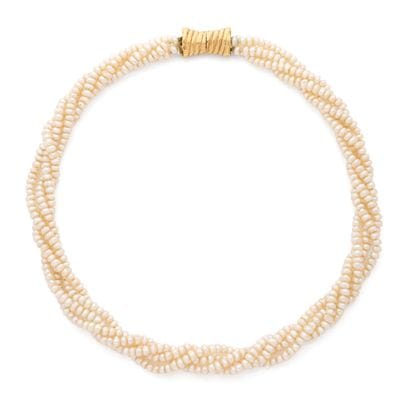 COLLIER
présentant 3 lignes torsadées de...