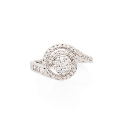 BAGUE
présentant un motif de tourbillon pavé...