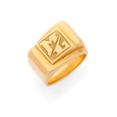 CHEVALIÈRE
présentant un plateau rectangulaire...