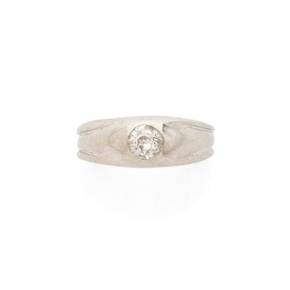 BAGUE JONC
retenant un diamant rond taille...