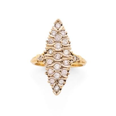 BAGUE 
présentant une forme de navette pavée...