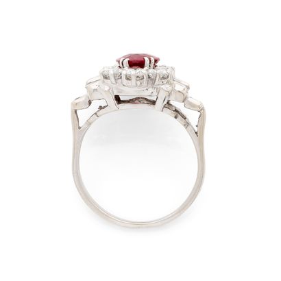 BAGUE
présentant un décor de fleur retenant,...