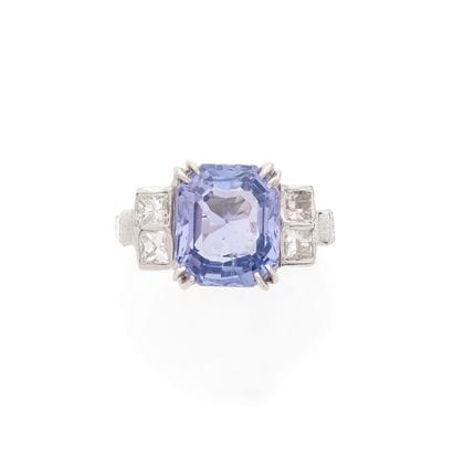 BAGUE
retenant un saphir taille émeraude...