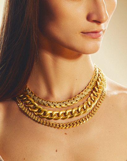 COLLIER 
retenant une maille gourmette en...