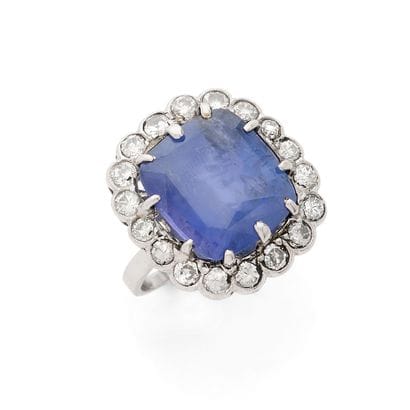 BAGUE POMPADOUR
retenant un saphir coussin...