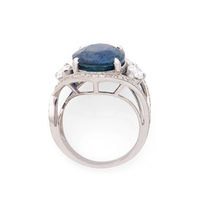 BAGUE 
retenant en son centre 1 saphir bleu-gris...