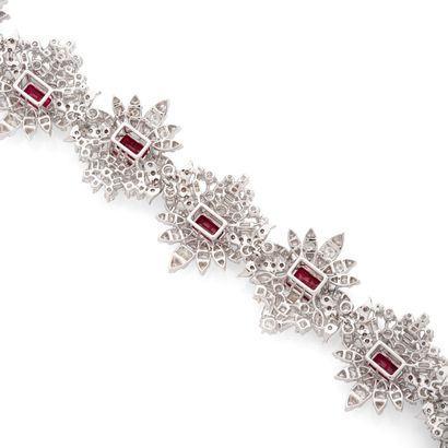 BRACELET
présentant une suite de fleurs retenant...