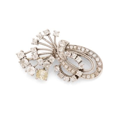 BROCHE 
présentant un décor géométrique asymétrique...
