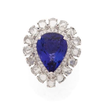 BAGUE
retenant une tanzanite poire de 8 carats...