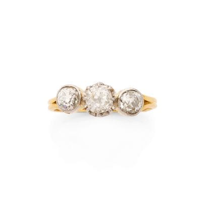 RING 
featuring a row of 3 old-cut diamonds...