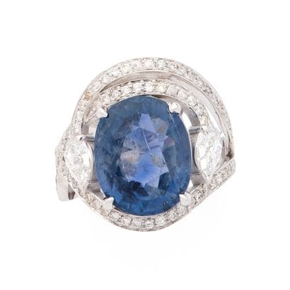 BAGUE 
retenant en son centre 1 saphir bleu-gris...