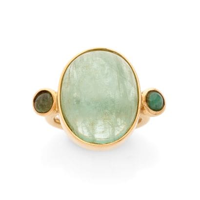 BAGUE
retenant un cabochon ovale de pierre...