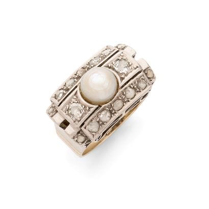 1940s
RING 
featuring a white pearl (untested),...