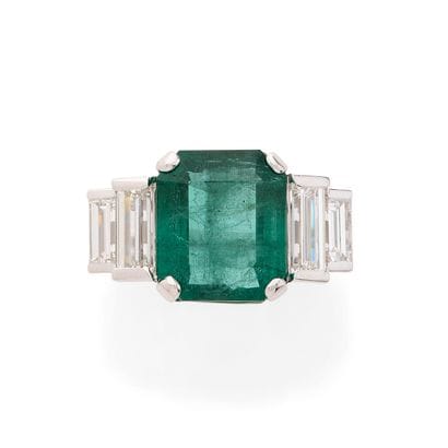 BAGUE
retenant une émeraude taille émeraude...