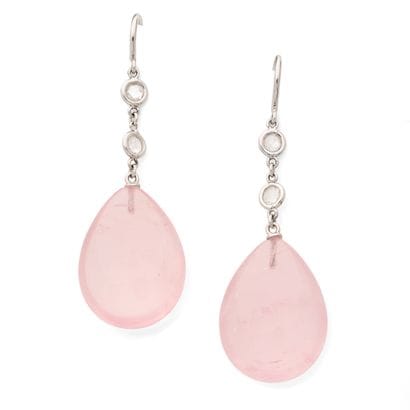 PAIRE DE BOUCLES D'OREILLES
retenant un quartz...