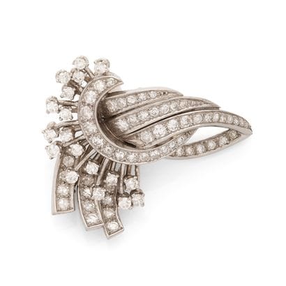 BROCHE 
présentant un décor géométrique asymétrique...