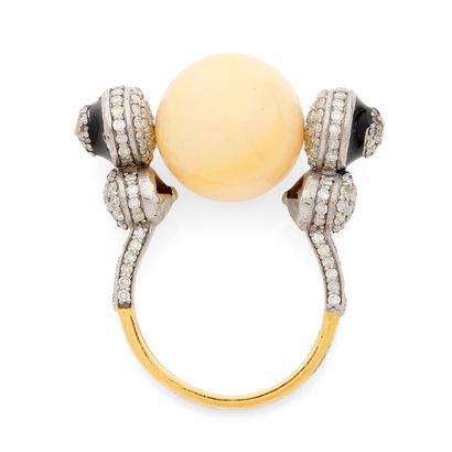 BAGUE 
retenant une opale blanche sphérique...