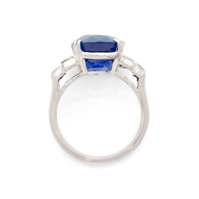 BAGUE
retenant un saphir ovale de 11.50 carats...