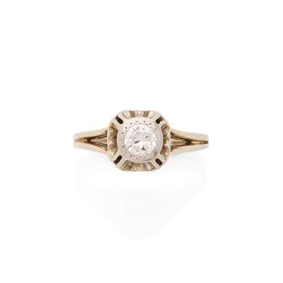 SOLITAIRE
set with a round brilliant-cut...