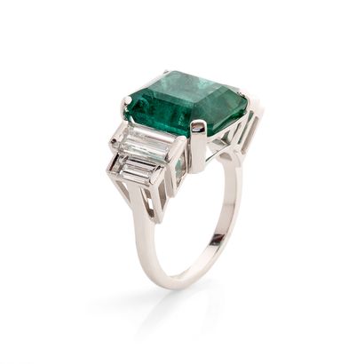 BAGUE
retenant une émeraude taille émeraude...