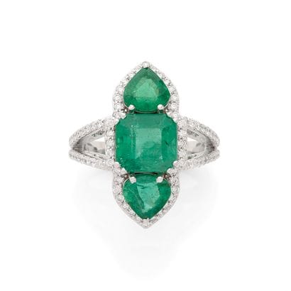 BAGUE 
retenant en son centre 1 émeraude...