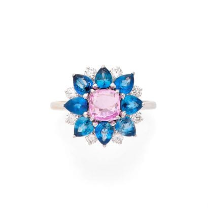 BAGUE
présentant un motif de fleur retenant...