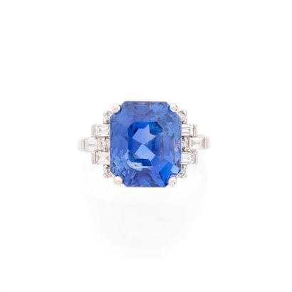 BAGUE 
retenant en son centre un saphir taille...