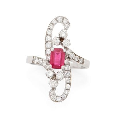 BAGUE 
retenant un rubis taille émeraude...
