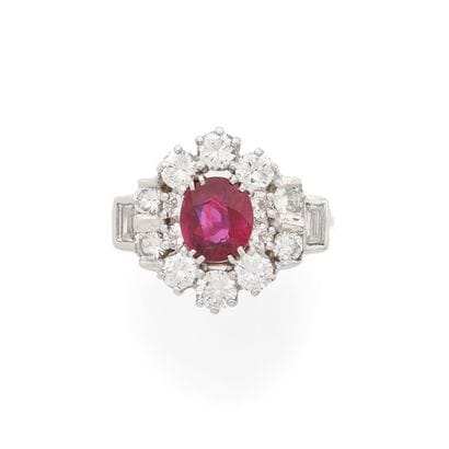 BAGUE
présentant un décor de fleur retenant,...