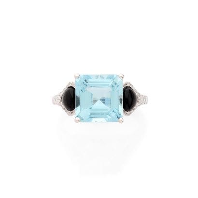 BAGUE
retenant en son centre une aigue-marine...