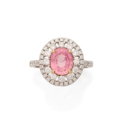 BAGUE
retenant un saphir rose rectangulaire...