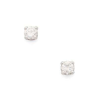 PAIRE DE PUCES D'OREILLES
retenant un diamant...