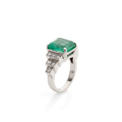 BAGUE
retenant une émeraude carrée taille...