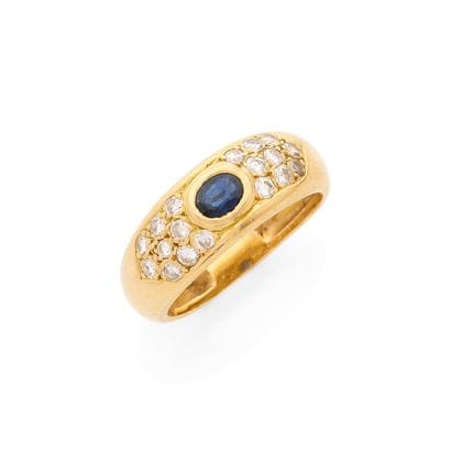 BAGUE JONC
retenant un saphir ovale serti...