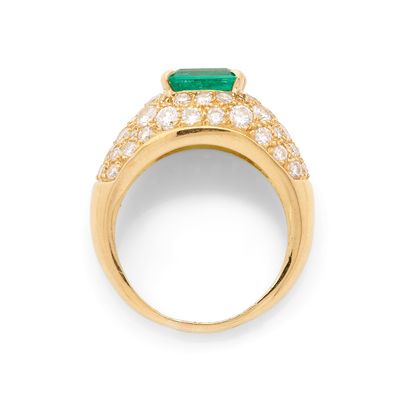 BAGUE JONC
retenant une émeraude taille émeraude...