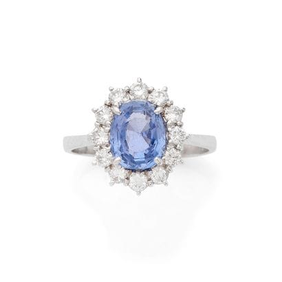 BAGUE MARGUERITE
retenant un saphir ovale...