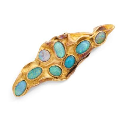 BROCHE 
de forme asymétrique texturée ornée...