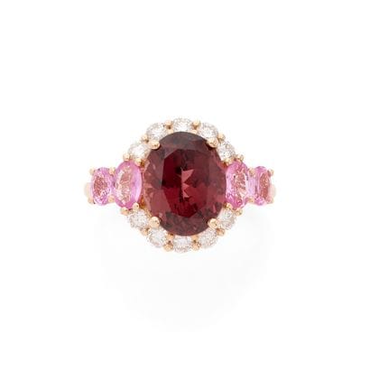BAGUE 
retenant en son centre une tourmaline...