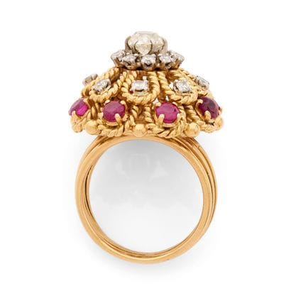 BAGUE DÔME
ornée d'un motif de fleur ponctué...