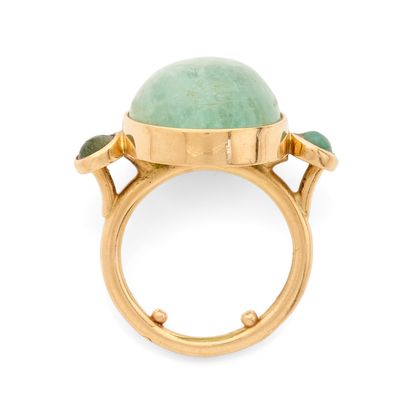 BAGUE
retenant un cabochon ovale de pierre...