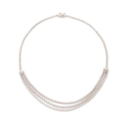 COLLIER
présentant 3 rangs de mailles géométriques...